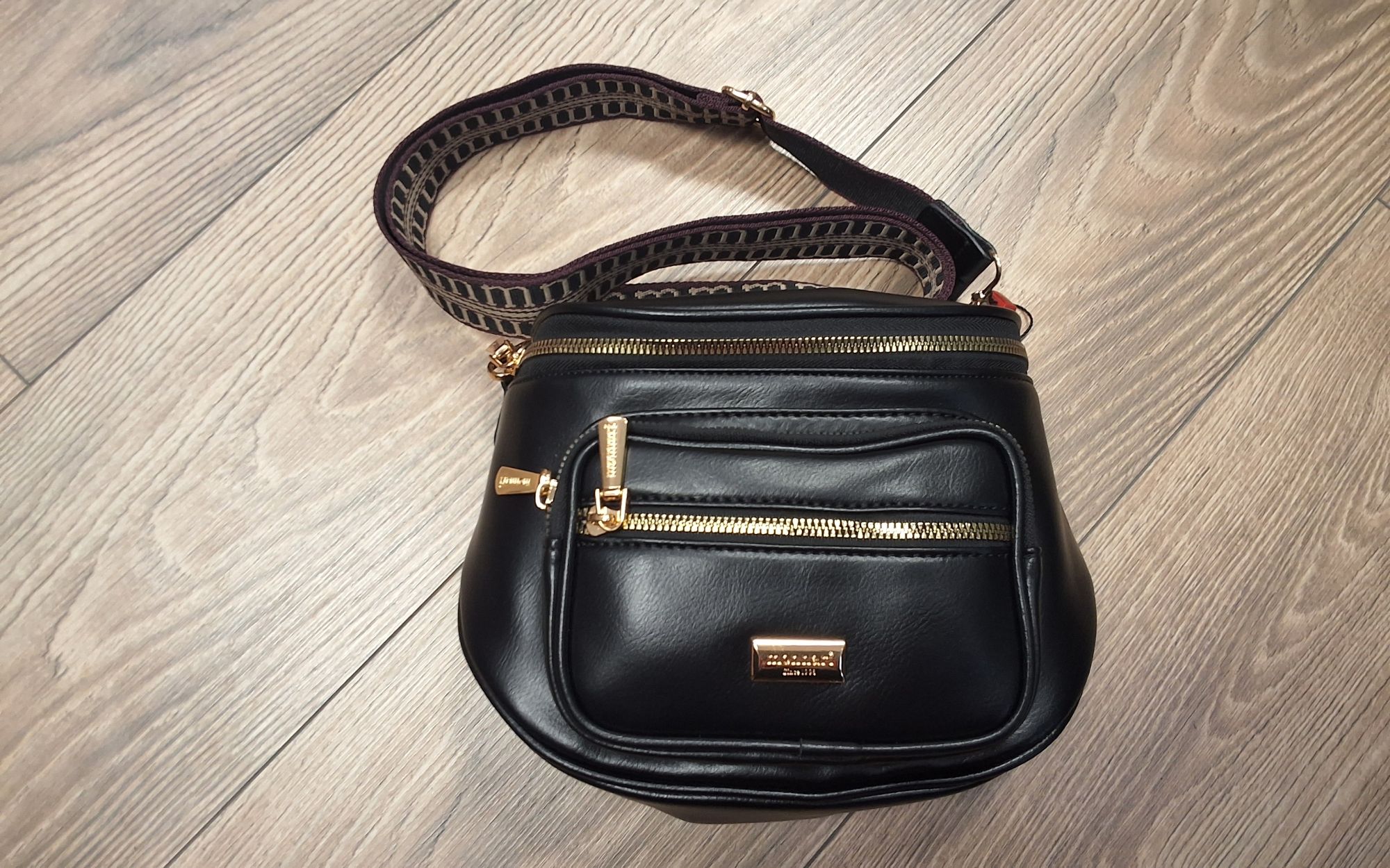 crossover jellegű test táska BAG4840-020 fekete matt, arany cippzárral